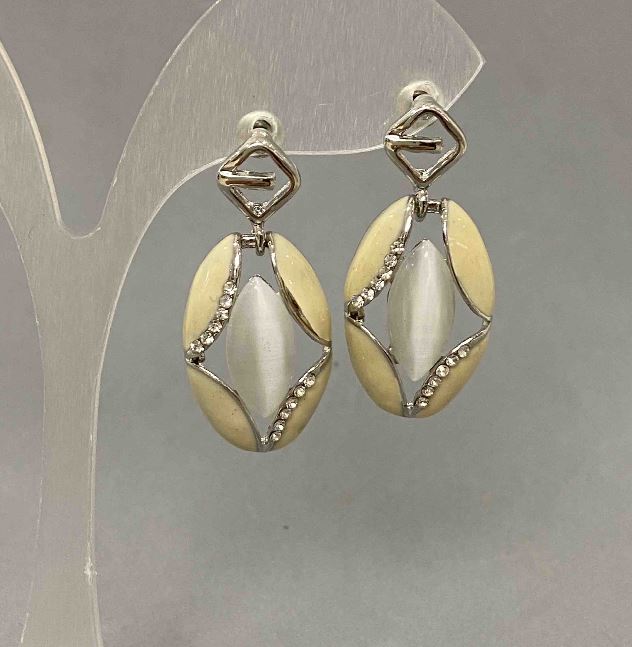 Обеци-пусети с бял кристал и стрази, диаметър около 15 мм, дължина около 33 мм