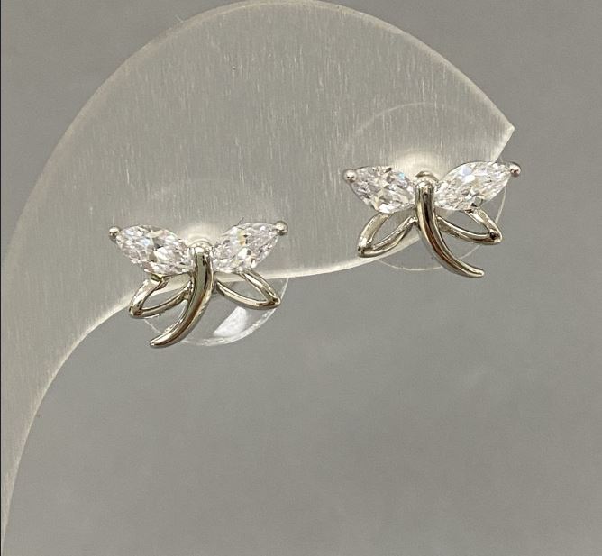 Овеци-пусети с бели кристали, диаметър около 10×12 мм, сребрист метал