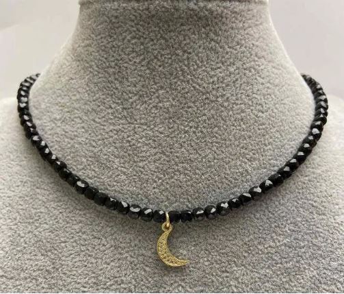 Чокер от гранен турмалин, кубичен 4×4 мм ±, със метална висулка със бели кристали, дължина 35–40 см ±, със закопчалка