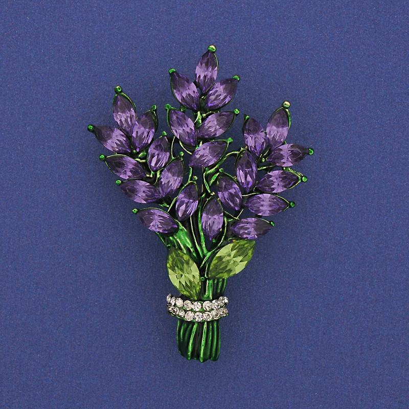 Брошка Клонче с лилави и бели кристали върху златист метал 43х29мм +