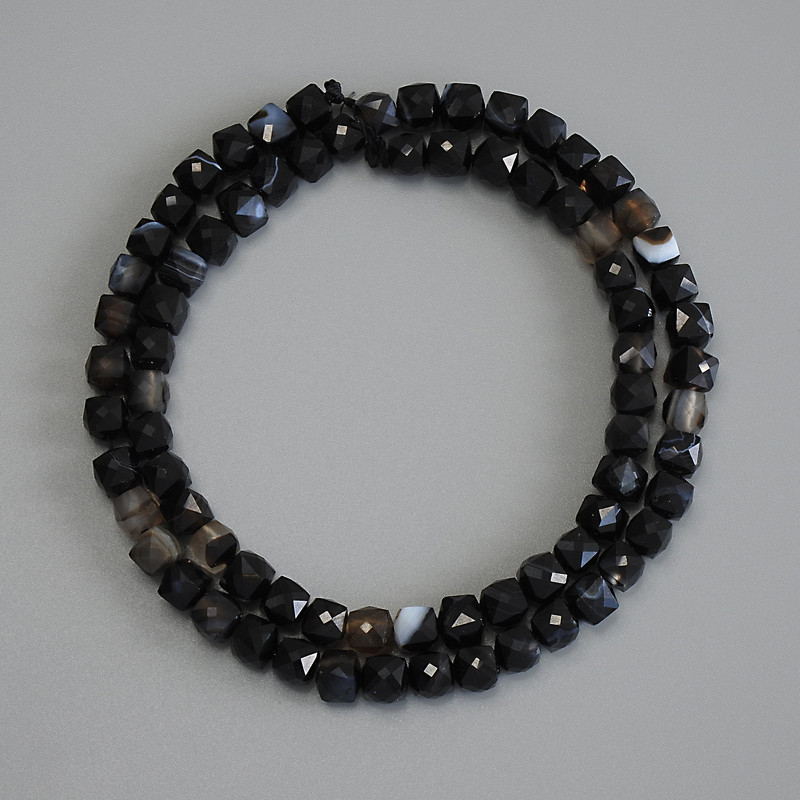 Ахат грановани кубични мъниста, диаметър 5×5 мм, дължина около 37 см на конец