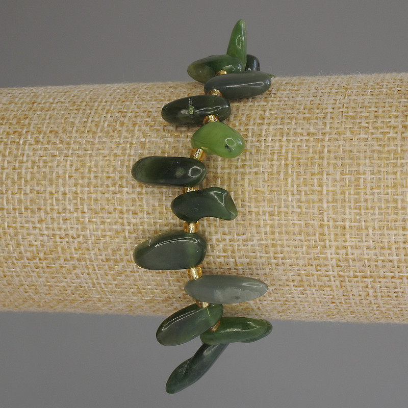 Гривна от жадеит с фасетирани мъниста, пеперуда, диаметър 12–17×6 мм ±, дължина 18 см (еластична)