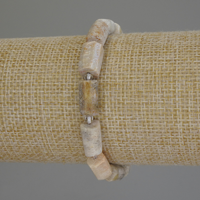 Гривна от ископаем корал с фасетирана обработка, диаметър 12×7 мм ±, бисер 3 мм ±, дължина 18 см ±, еластична основа