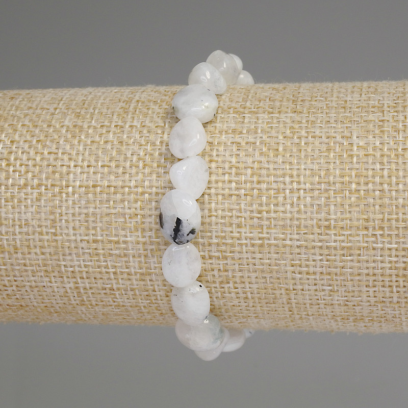 Гривна от адуляр със огранени мъниста, диаметър 10-18×5-6 мм, дължина около 18 см, стреч