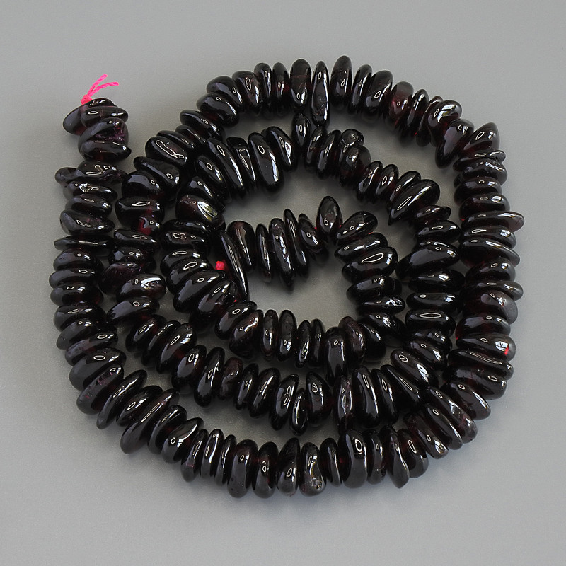 Намистини от гранат — късчета, диаметър 7–12×2–3,5 мм ± на конец, дължина 40 см+