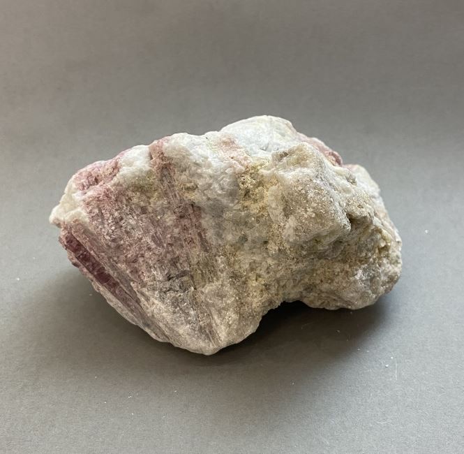 Сувенирен естествен камък необработен турмалин тегло 355 грама 85х61х55мм+