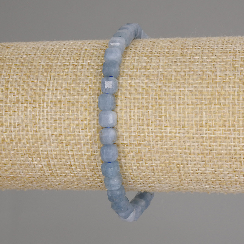 Гривна с гранован аквамарин — кубчета, диаметър около 5×5 мм, дължина 18 см, еластична
