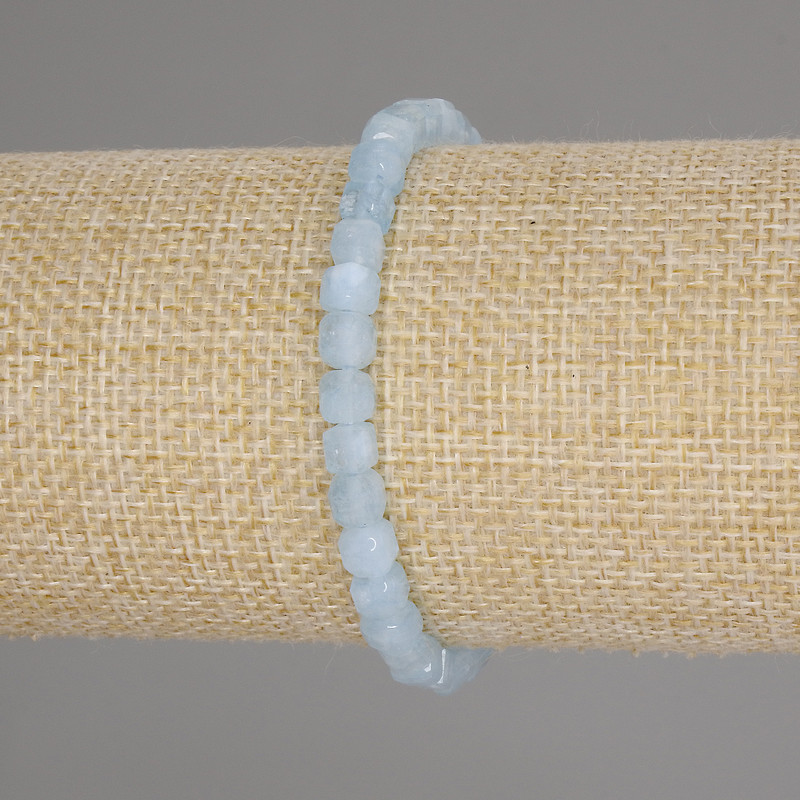 Гривна с гранен аквамарин, кубчета 5×5 мм, дължина 18 см ± стрейч