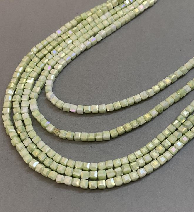 Салатовозелени мънисти от чешки кристал 4 мм гранени