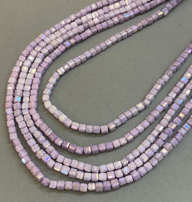 Виолетови мънисти от чешки кристал с бензиново покритие на конец, гранован куб, диаметър 4х4 мм + -, дължина 38 см +