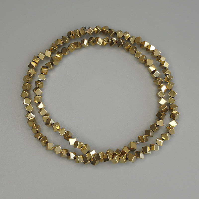Хематитови мъниста в златист цвят, кубчета 3×3 мм, на конец, дължина 38 см+