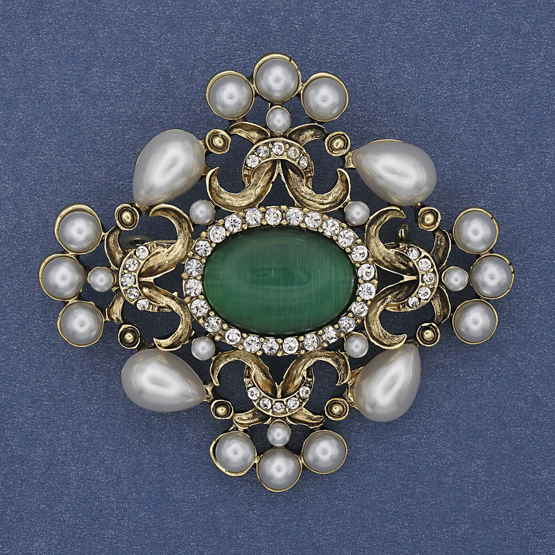 Брошка-висулка Акцент Перли Котешко око бели кристали златист метал 53х58мм+