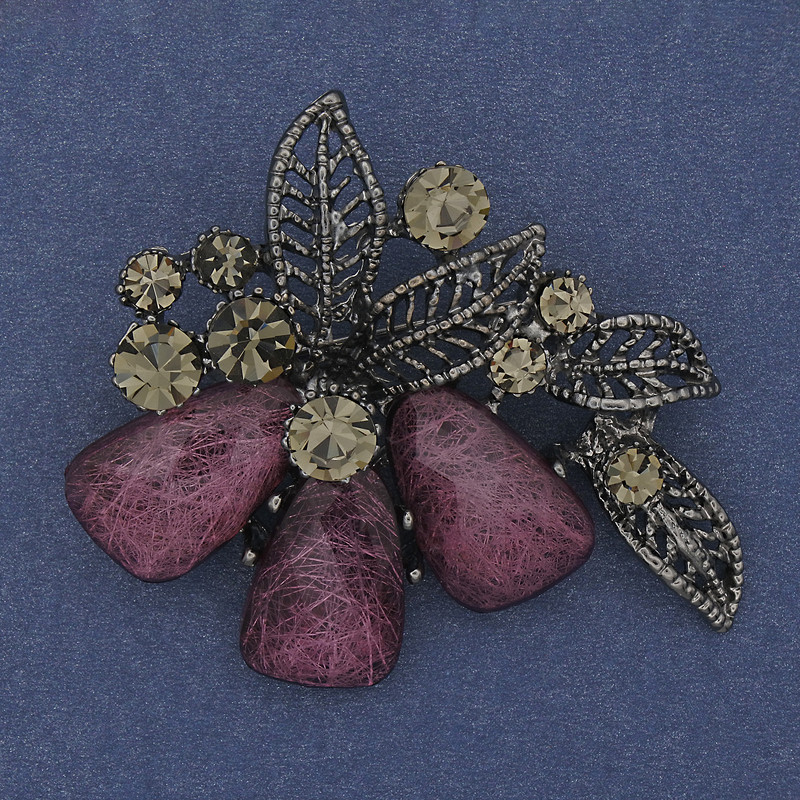 Брошка-медальон Акцент с розов аквариумен ефект и сиви кристали, основа от сребърен метал, 43×48 мм