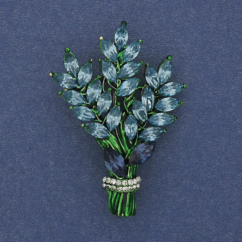 Брошка Клонче със светлосини и бели кристали с златист метал 43×29 мм +