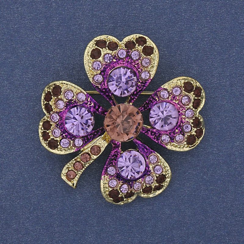 Брошка-медальон Детелина с виолетови кристали и златист метал, диаметър 35 мм +