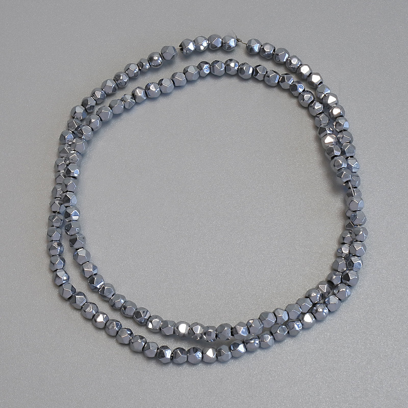 Хематитови мънисти в сребрист цвят, многоъгълници 3×3 мм ± на конец, дължина около 38 см