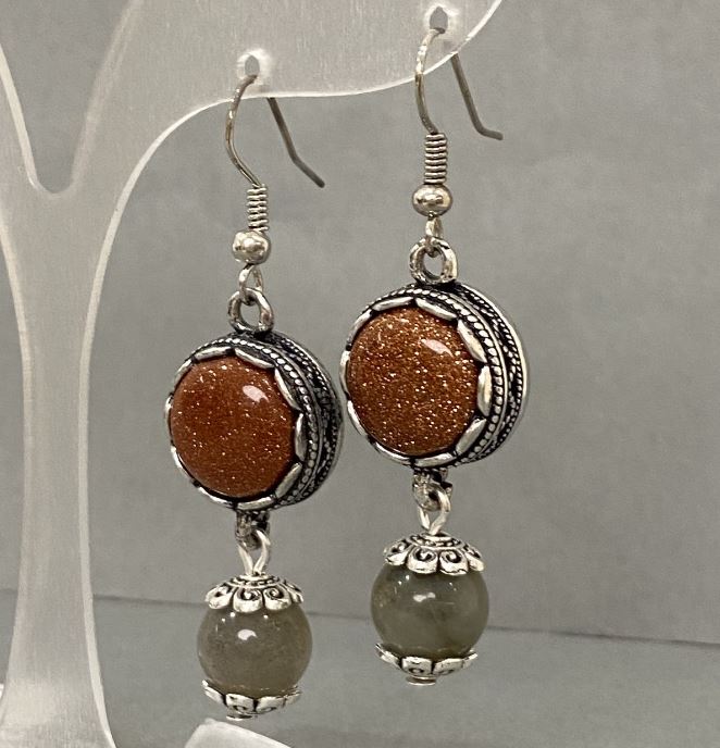 Обеци с авантюрин „Златен пясък“ в метална обковка и лабрадоритни топчета 10 мм, дължина около 52 мм