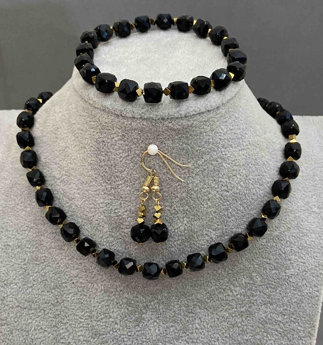 Комплект бижута: чокър, гривна и обеци с кубичен турмалин 6,5×6,5 мм и кубичен гематит 2,5×2,5 мм