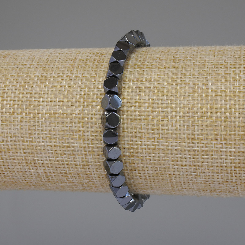 Браслет от гранен хематит кубчета, диаметър 5×5 мм, дължина 18 см, на еластична основа