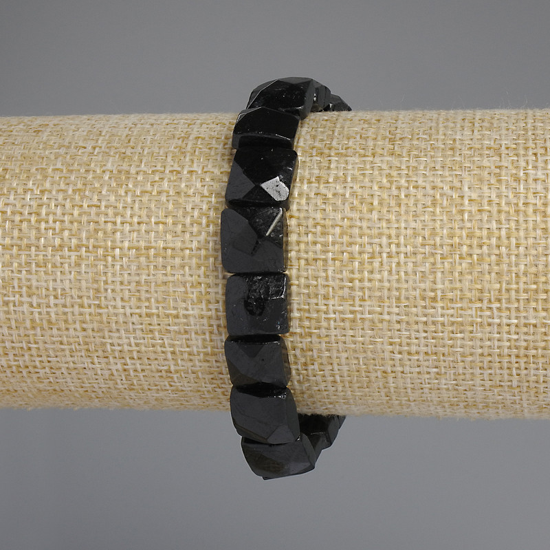 Браслет от гранован турмалин, квадратна форма, диаметър 10–11×10–11 мм, дължина 18 см