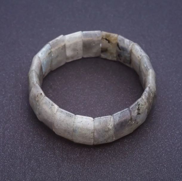 Гривна от лабрадорит на еластична основа 2, 4х1, 1см+