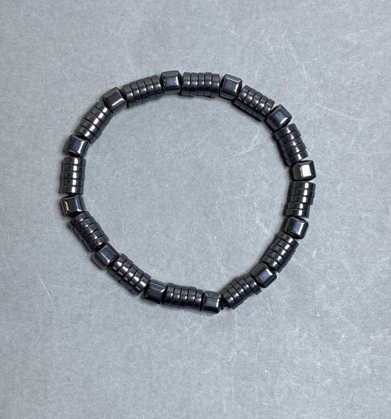 Браслет с гематит рондел, диаметър 6×2 мм, кубик 6×6 мм, дължина 18 см, стреч основа
