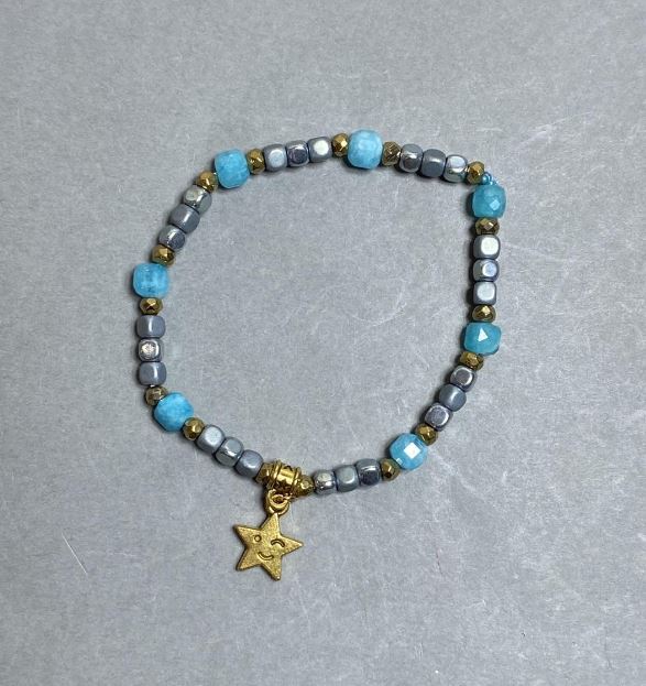 Браслет от хематитови кубчета, диаметър 3,5 мм; аквамарин кубчета 6 мм; дължина 18 см, еластична лента