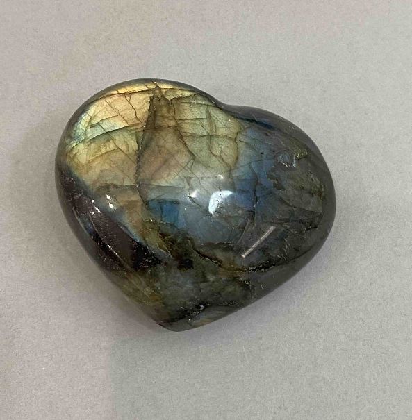 Сувенирен лабрадорит камък във формата на сърце 72×60×37 мм ± тегло от 221 г