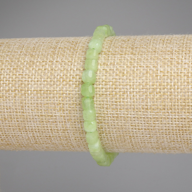 Гривна с хризолит и оливин, гранован куб, диаметър около 5×5 мм, дължина 18 см ± стрейч-основа