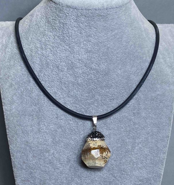 Кулон от яшма 40×22 мм (±) на каучуков шнур, дължина 60 см + 5 см удължаваща верига