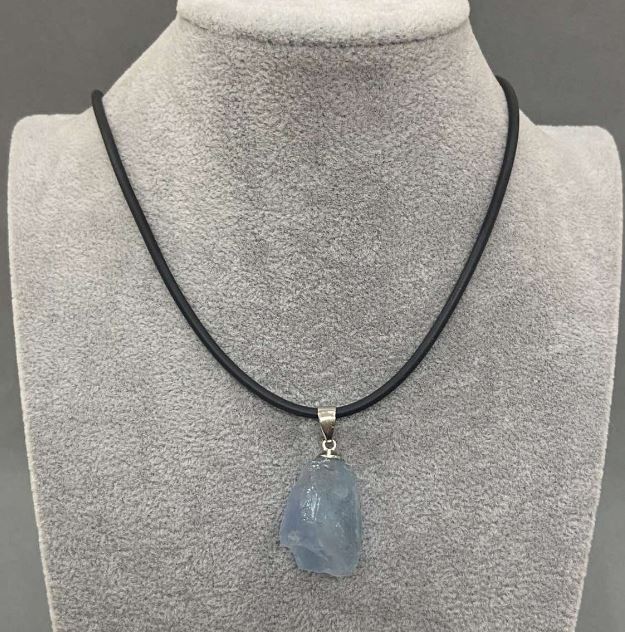 Кулон от необработен аквамарин, размери на асортимента 31×16–37–18 мм; на шнур с диаметър 2,5 мм; дължина 50 см, плюс 5 см верижка