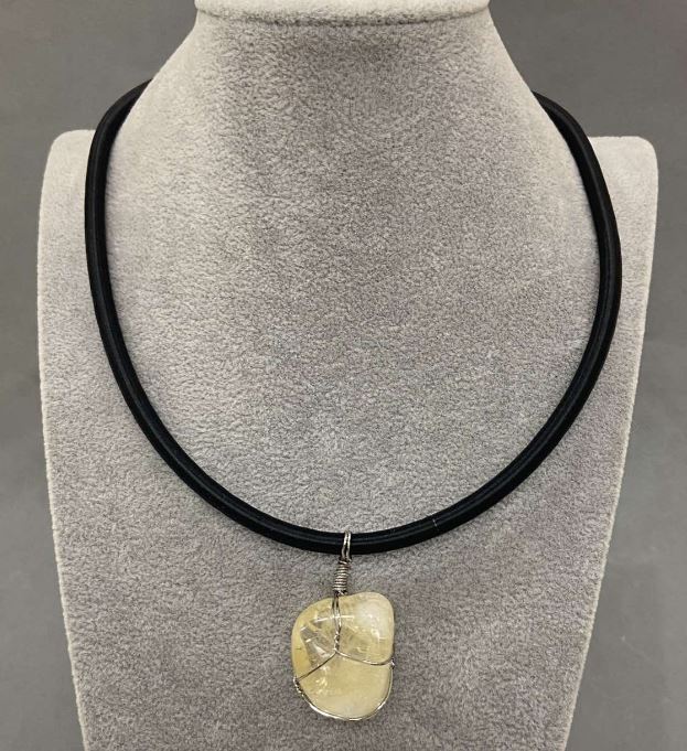 Кулон със цитрин в обплитане на каучуков шнур, 20×30 мм (+-), диаметър 5 мм, дължина 45 см (+5 см) верига