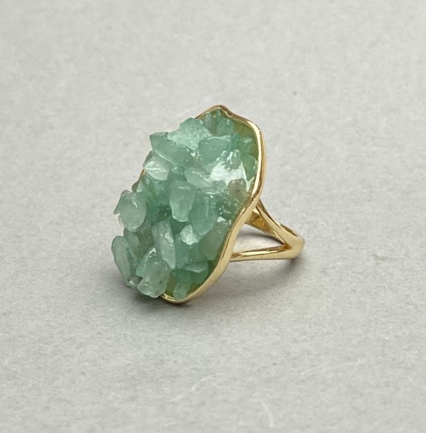 Пръстен с фрагмент нефрит на гладка златиста оправа 30×26 мм ± златист метал без размер