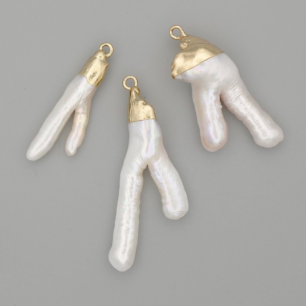 Кулон от барокови перли със златист метал, диаметър в асортимент 25–44×14–16 мм ± размер