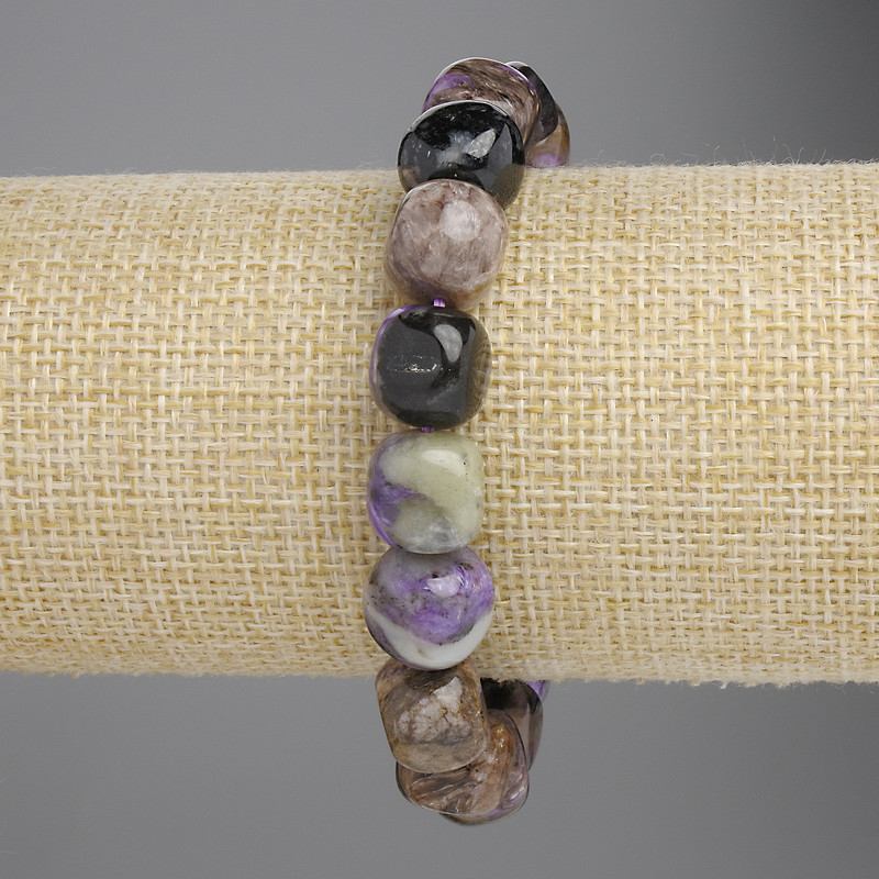 Гривна от чароит огранени мъниста, диаметър 11×10 мм, размер 5 мм ±, дължина 18 см ±, еластична основа