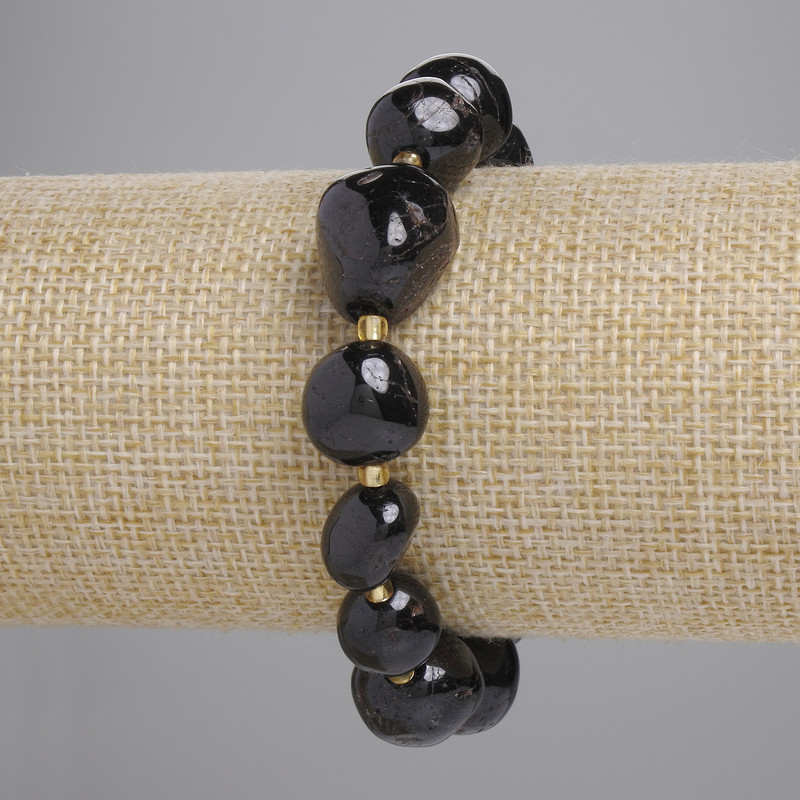 Гривна с гранат галтовани мъниста, диаметър около 11–15×11–13 мм, бисер 3 мм, дължина около 18 см, еластична основа