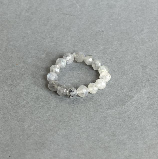 Пръстен от лабрадор с гранена топка, диаметър около 4 мм, еластична основа