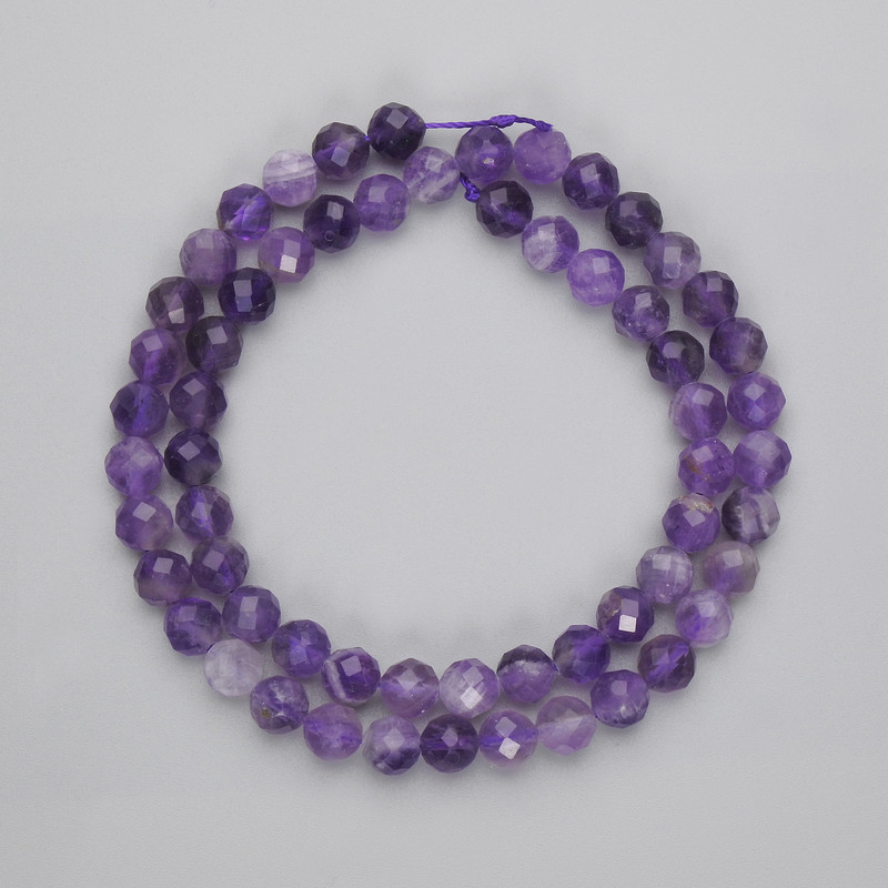 Фасетираните мъниста от аметист, диаметър около 6 мм, дължина около 40 см, на конец