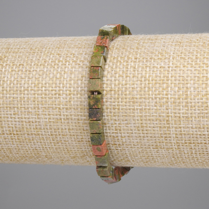 Гривна от яшма хелиотроп кубчета, размер 4×4 мм, дължина 18 см, на еластична основа