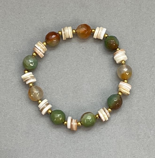 Гривна от бразилски ахат с фасетирани топчета, диаметър около 9,5 мм; перлени рондели 8×2 мм; с метални вложки, дължина 18 см; еластична основа