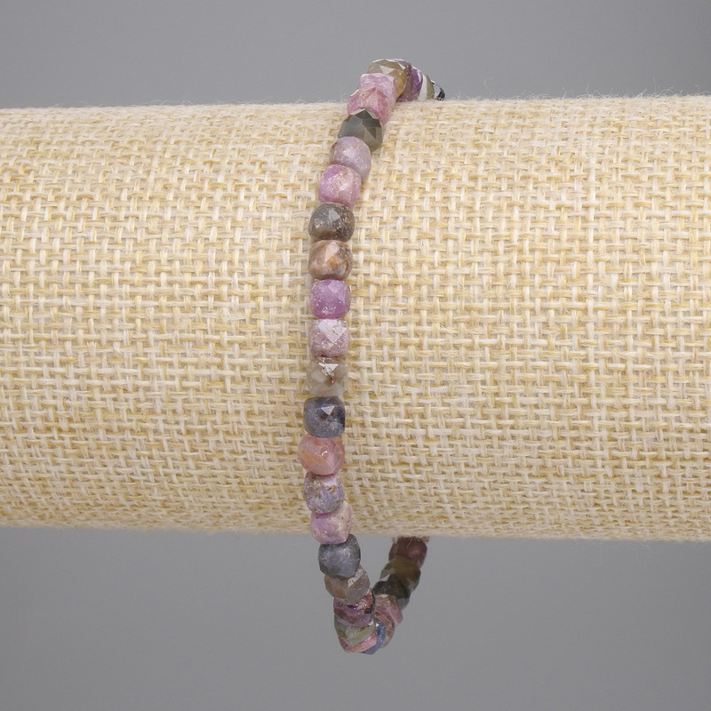 Браслет сапфир рубин гранени кубчета 4×4 мм, дължина 18 см, еластична основа