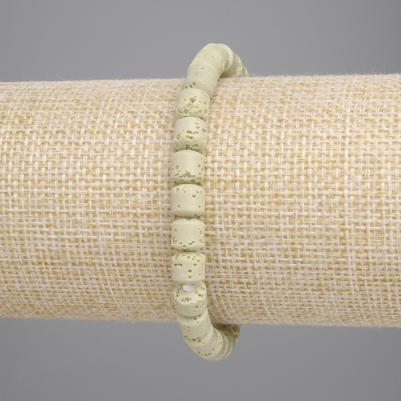 Гривна от салатова вулканична лава, цилиндрични мъниста, диаметър 6×6 мм, дължина 18 см, еластична основа