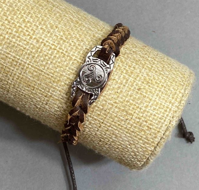 Гривна с метална вложка, дебелина 10 мм, еко кожа, кафяв цвят, дължина 18–22 см, регулируема