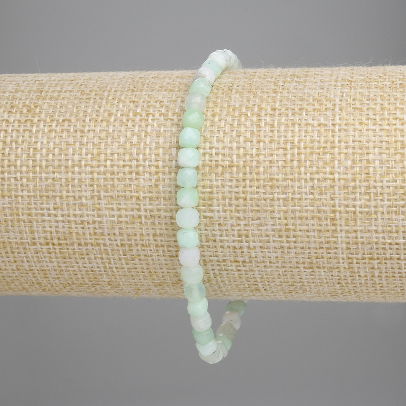 Браслет със смарагд — гранен кубик, диаметър 4х4 мм, дължина 18 см — еластична основа