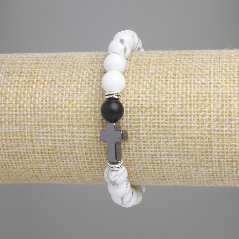 Гривна от каолонг — гладко топче, диаметър около 8 мм; гематитен кръст 14×9 мм; дължина 18 см; еластична основа