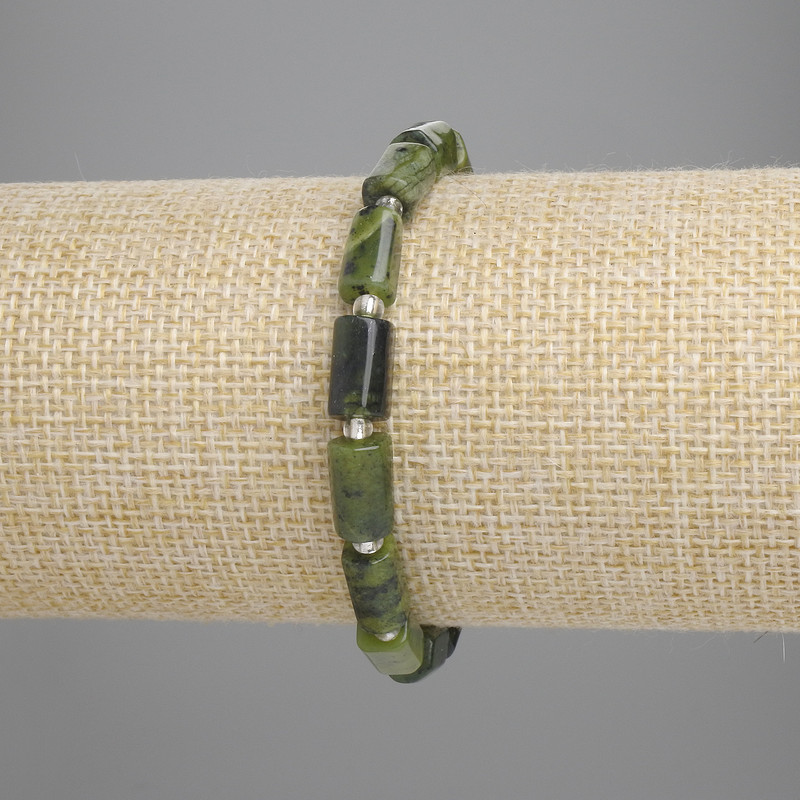 Гривна от огранен жадеит, диаметър 8 мм, 5–10×5 мм ±, бисер 3 мм ±, дължина 18 см ±, еластична основа