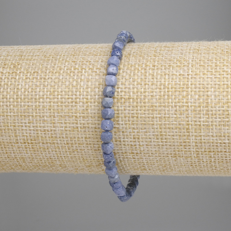 Гривна от губчат корал грановани кубчета 4×4 мм ±, дължина 18 см ±, еластична основа