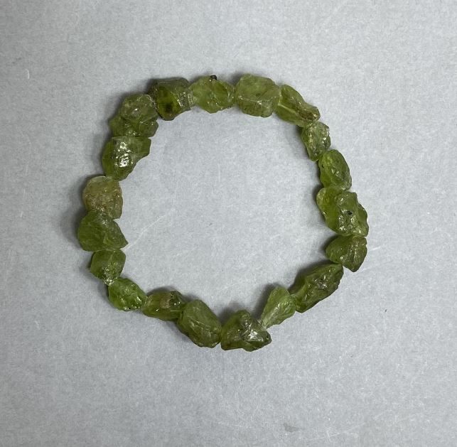 Гривна от хризолит с необработен камък, диаметър 10–14×9–10 мм, дължина 18 см ±, еластична основа