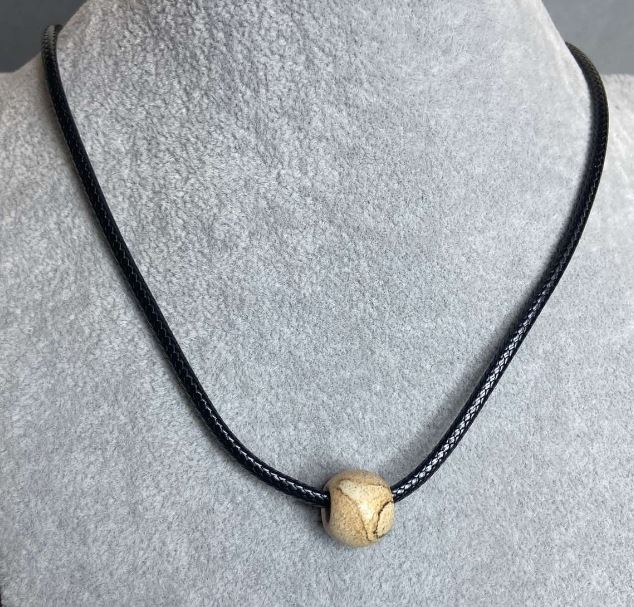 Кулон с пейзажна яшма Пандора, диаметър около 13,5×11,5 мм, на каучуков шнур, дължина 60 см + 5 см верижка