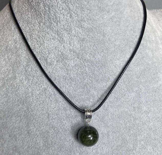 Кулон със змиев камък (единичен) топка, диаметър около 14 мм, на шнур, дължина 60 см + 5 см удължителен синджир